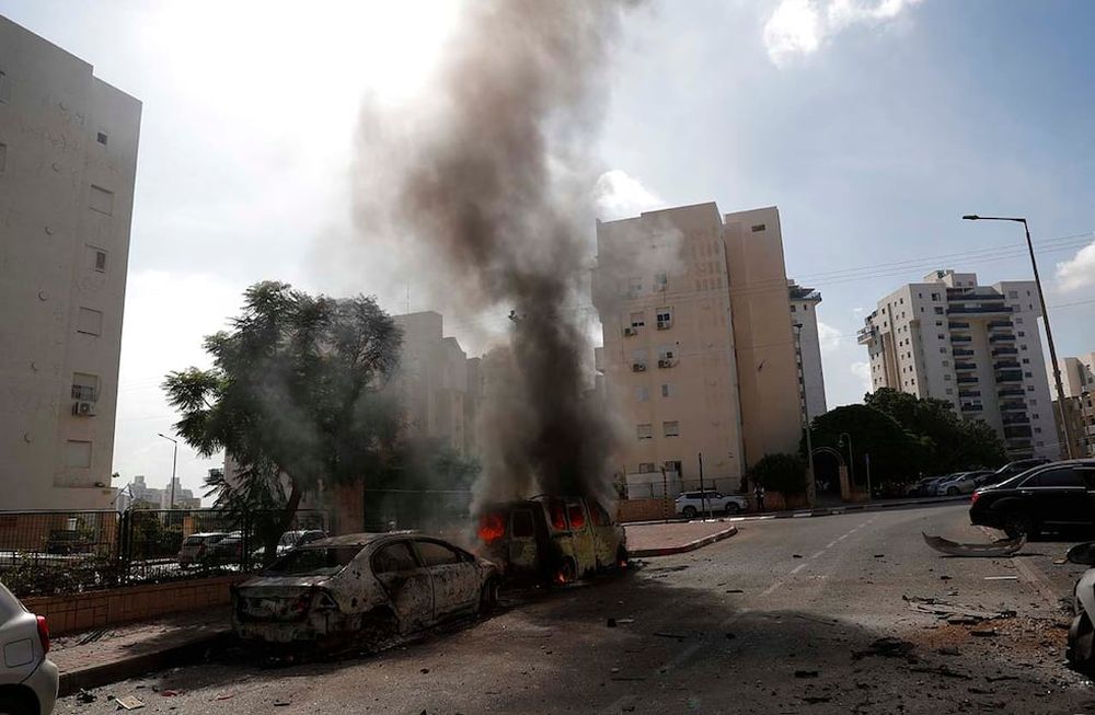 Ashkelon (Israel), 10/07/2023.- Coches destrozados y edificios dañados en la ciudad israelí de Ashkelon tras el lanzamiento de cohetes desde Gaza, 07 de octubre de 2023. Se lanzaron andanadas de cohetes desde la Franja de Gaza a primera hora del sábado en un ataque sorpresa reivindicado por el Movimiento islamista Hamás. EFE/EPA/ATEF SAFADI