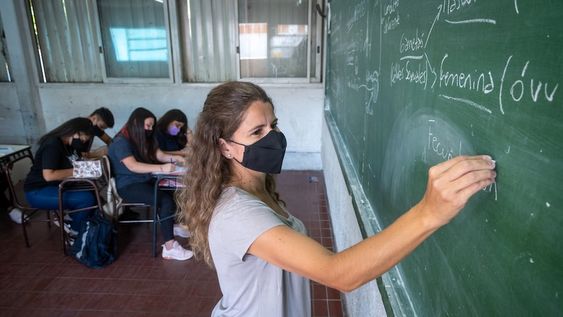 Escuela 4118 San Jose Las escuelas mendocinas se preparan para iniciar el camino de 190 días de clasesClases de apoyo para alumnos de segundo año.Paola Scibilia profesora de ciencias naturales.Foto: Ignacio Blanco / Los Andes
