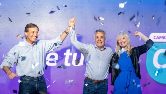 Alfredo Cornejo, rodeado por Rodolfo Suárez y Hebe Casado la vicegobernadora electa, durante el festejo por el triunfo del domingo. Foto: Ignacio Blanco / Los Andes