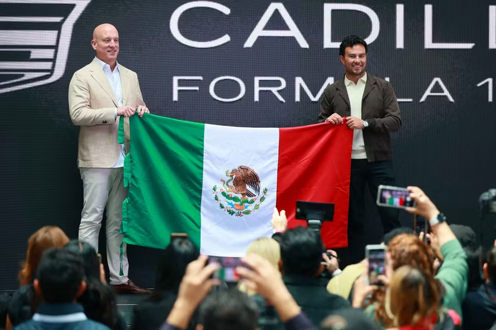 El piloto mejicano, Checo Pérez (a la derecha) volverá a la actividad en 2026 con el equipo Cadillac.