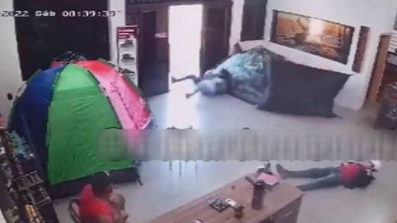 En casi 10 segundos ocurrió el ataque que dejó por lo menos, a uno de los dos ladrones heridos que quedó tirado en el piso. Gentileza: El Heraldo de México.
