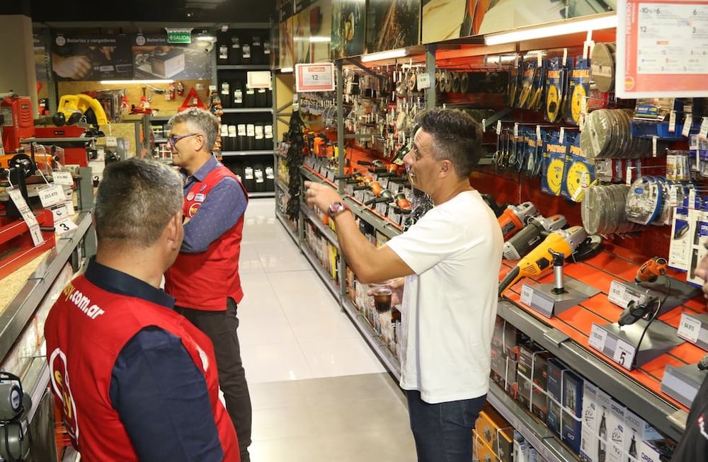 La apertura de la tienda Easy en el Mendoza Shopping demando una inversión de 400 millones de pesos. En la foto, el intendente guaymallino Marcos Calvente.