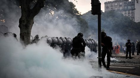 Los Andes | NOTICIAS ARGENTINAS BAIRES, JUNIO 12: Agentes del orden hacen guardia cerca del Congreso Nacional, el día en que los senadores debaten el proyecto de reforma económica del presidente argentino Javier Milei, conocido como ley ómnibus, en Buenos Aires, Ar