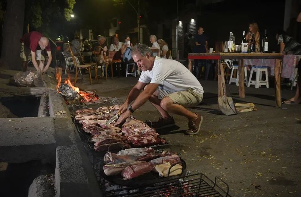 Vecinos de la calle Agustín Delgado de Ciudad cortan la calle para juntarse, comer un asado para festejar carnaval, una tradición de muchos años Foto: José Gutierrez / Los Andes