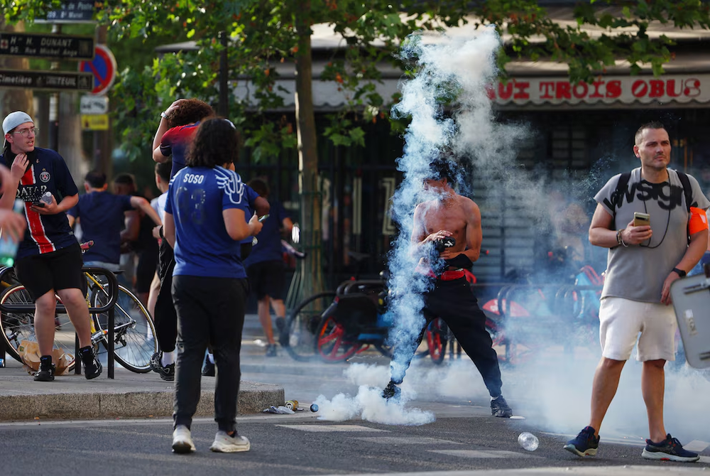 Corridas y gases en las calles de Par&iacute;s durante la final entre PSG y Arsenal.