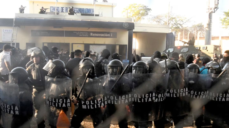 Los Andes | Policías guatemaltecos intentan controlar un motín protagonizada por pandilleros
