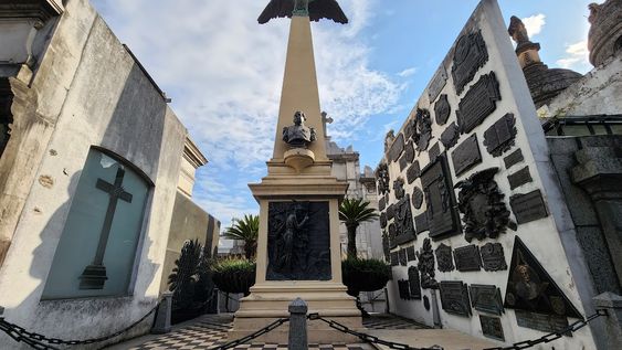 La tumba de Domingo Faustino Sarmiento en el Cementerio de la Recoleta constituye uno de los ejemplos más representativos del simbolismo masónico en la arquitectura funeraria argentina. Foto: Luciana Sabina