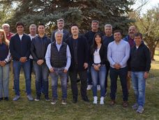 El gobernador Alfredo Cornejo recibió en la Residencia de La Puntilla a Luis Petri y Facundo Correa Llano para sellar su candidatura.&nbsp;