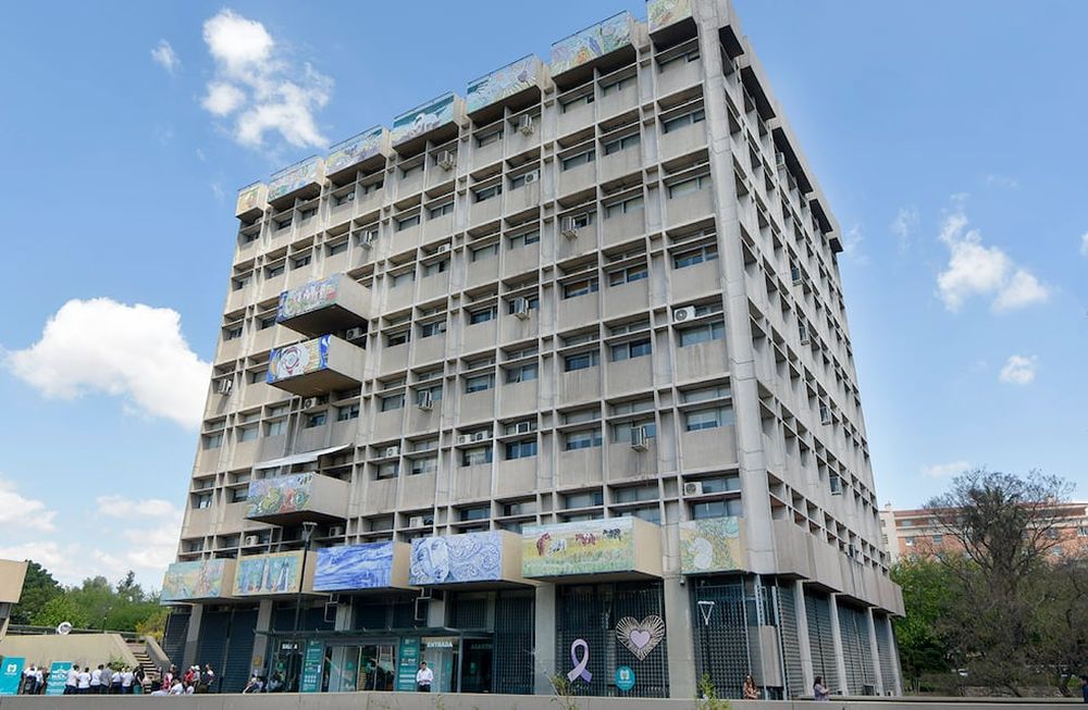 La Municipalidad de la Ciudad de Mendoza se mudó al barrio Cívico en 1970, cuando se terminó de construir la sede que alberga a todas las dependencias. | Foto: Orlando Pelichotti / Los Andes