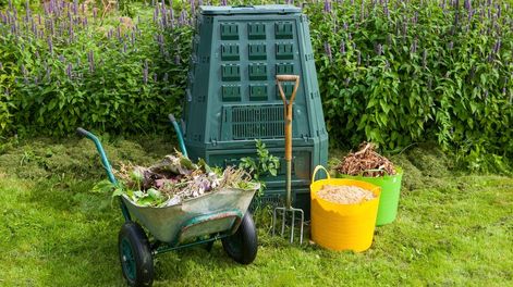 Los Andes | Haciendo ahora nuestro propio compost, en cuatro meses tendremos listo un nutritivo humus para enriquecer la tierra de árboles y arbustos.