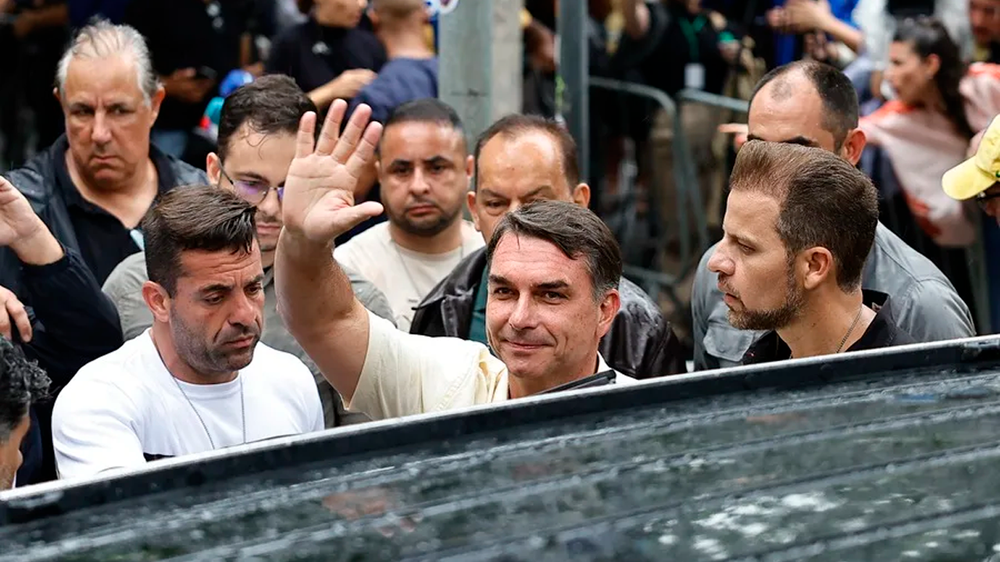El candidato opositor en las elecciones de Brasil, Flávio Bolsonaro tras votar este domingo en una escuela de Río de Janeiro.