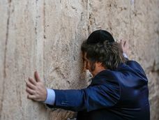 ARCHIVO - El presidente de Argentina, Javier Milei, reza en el Muro de los Lamentos en la Ciudad Vieja de Jerusalén, el 6 de febrero de 2024. Milei, un ultraderechista que fue criado como católico, ha ido más lejos en su apoyo al primer ministro israelí Benjamin Netanyahu que cualquier otro mandatario en momentos en que el gobierno del premier derechista enfrenta un creciente aislamiento diplomático. (AP Foto/Leo Correa, Archivo)