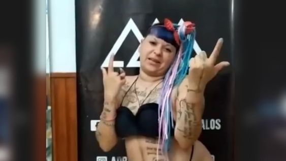 “La Chabona”, la influencer que contrató a Burlando, posó con una bikini ultra cavada para mostrar su nuevo tatoo