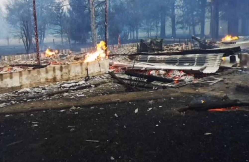 Desgarrador video: al grito de “perdimos la casa” una familia escapó del fuego en Chubut