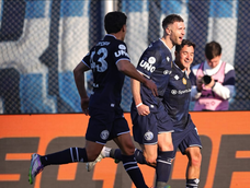 El festejo de Independiente Rivadavia tras el gol de Luciano Gómez. Leonel Bucca abraza al defensor luego de convertir el penal que le dio el triunfo a la Lepra ante Tigre.