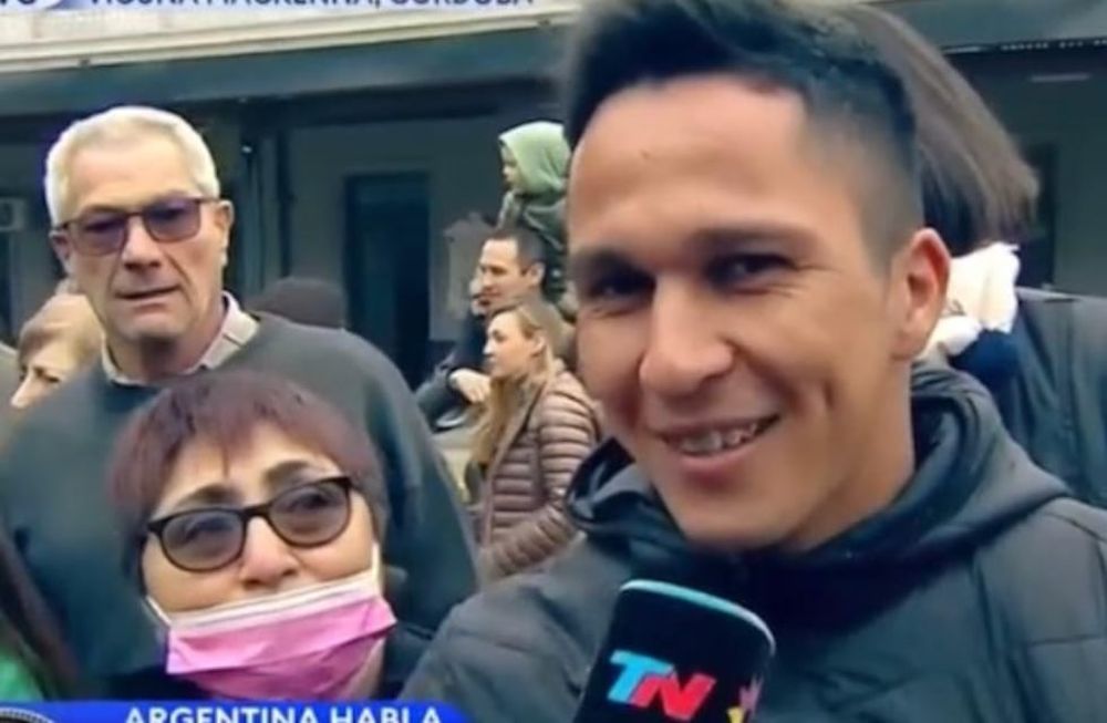 Federico Fuentes le propuso matrimonio a su novia en medio de un móvil.