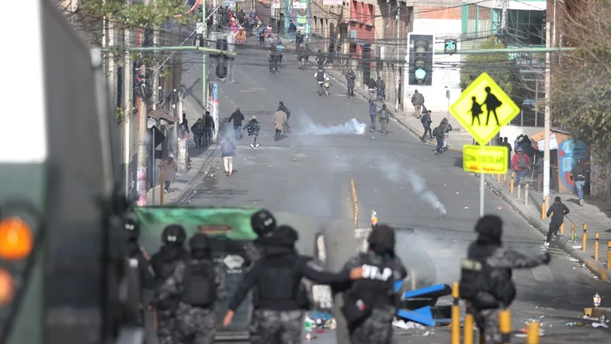Qué pasa en Bolivia: ataques a instituciones y saqueos en protestas contra el Gobierno de Rodrigo Paz