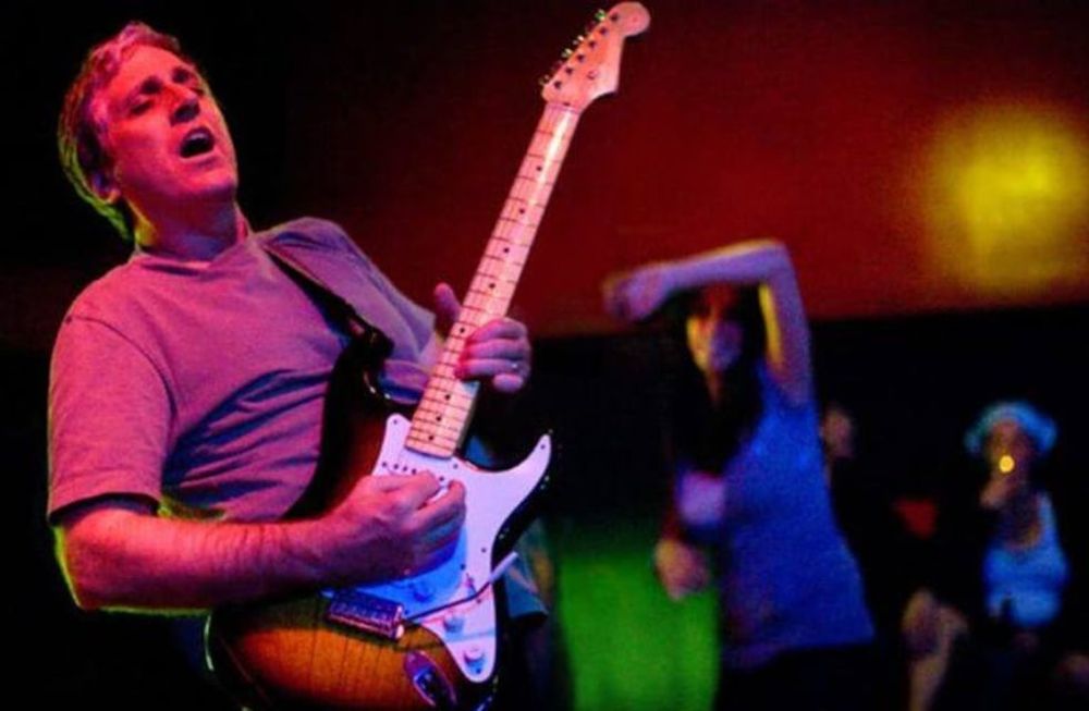 El músico murió a los 64 años por causas aún por determinar. Nacido en 1956 en Miami, se unió a los músicos de Los Ángeles en diciembre de 1983, en reemplazo de Hillel Slovak. / Gentileza.