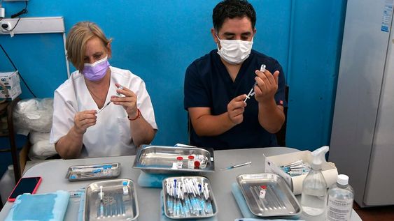 Plan de Vacunación nacionalPersonal sanitario realiza el cargado de las vacunas, en el Centro de Vacunación del Estadio Ribosqui en MaipúFoto: Orlando Pelichotti