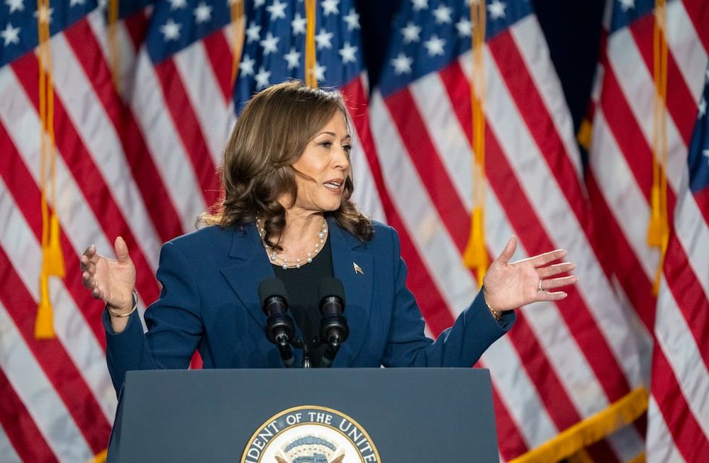 La vicepresidenta Kamala Harris hace campaña por la presidencia como posible candidata demócrata durante un acto en el West Allis Central High School el martes 23 de julio de 2024, en West Allis, Wisconsin. (AP Foto/Kayla Wolf)