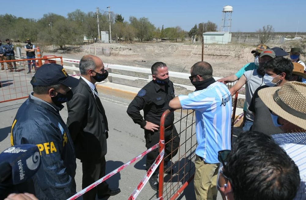Andrés Vavrik (con remera de Argentina) lideró la protesta y fue quien logró hablar con el ministro Wado de Pedro para lograr la intervención de la Nación - Ignacio Blanco