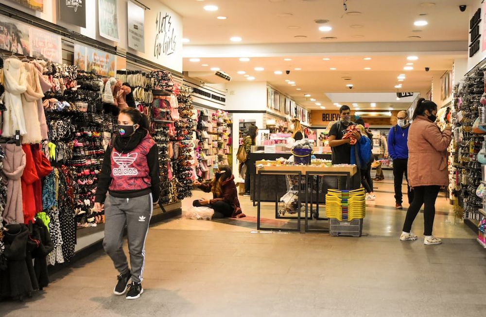 La ropa llega con aumentos que superan el 70%. Foto: Mariana Villa / Los Andescomercios, compras, locales comerciales, regalos, ropa, zapateria, tiendas.