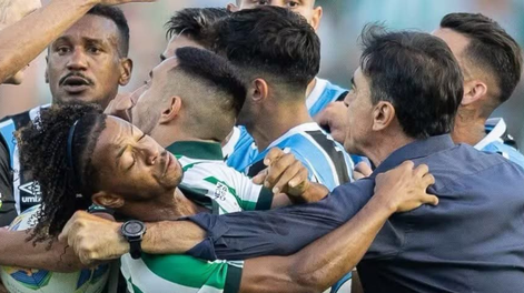 Los Andes | El exDT de Vélez, Gustavo Quinteros golpeó a un jugador brasilero
