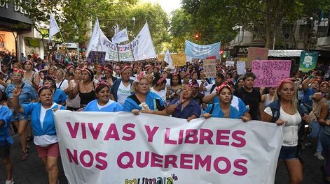Los Andes | Agrupaciones feministas y políticas llenaron las calles de la Ciudad de Mendoza para alzar su voz en el Día Internacional de la Mujer. - Foto: José Gutierrez / Los Andes