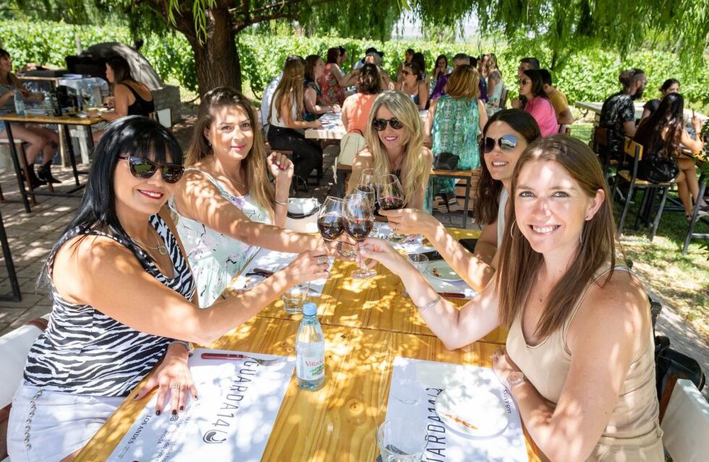 Los comensales se distribuyeron en el parque de la bodega y no faltaron las risas y las charlas con buena música de fondo. Foto: Ignacio Blanco / Los Andes