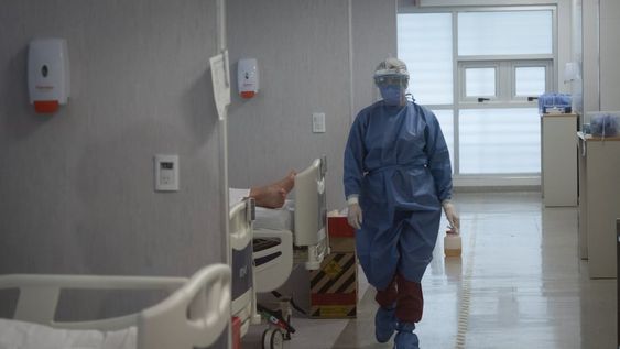 Unidad de Terapia Intensiva UTI donde estan los pacientes graves que requieren respiradores mecanicos. Ignacio Blanco / Los Andes