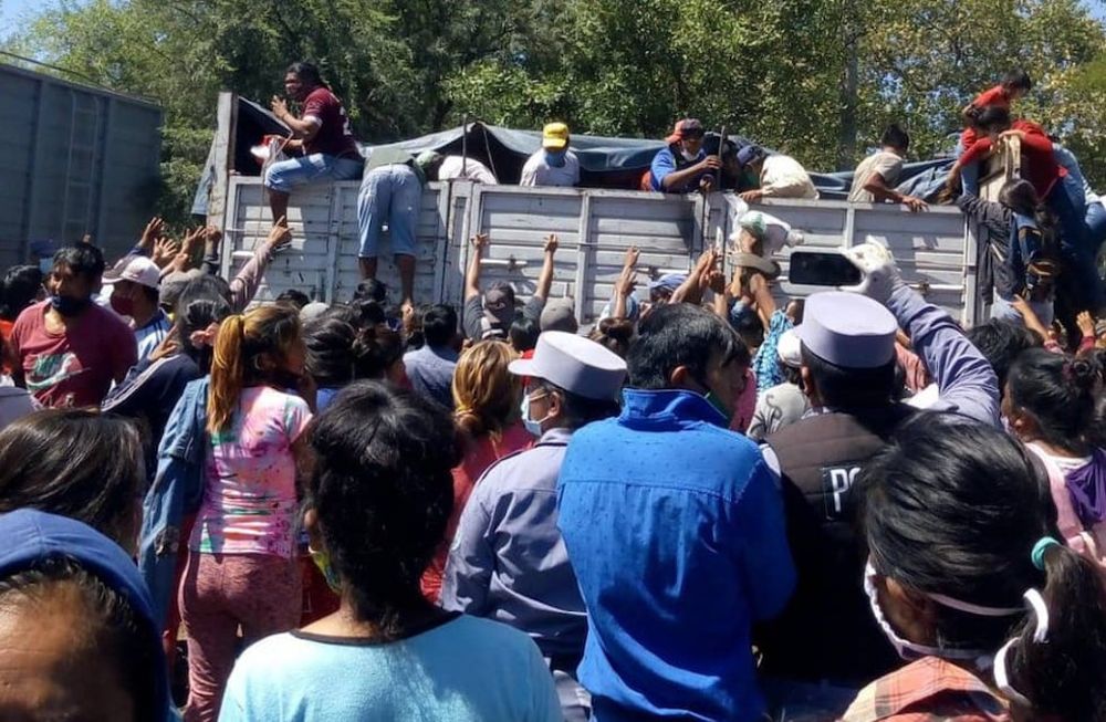 La bolsa que le dieron a la población desde el gobierno provincial solo contenía cinco productos, y está valuada en apenas 500 pesos. Foto: Gentileza