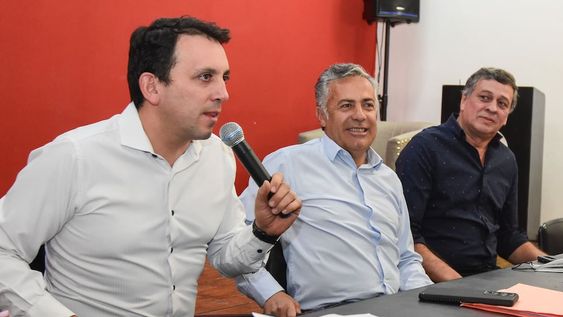 Cierre de listas UCR, autoridades forman un comite y se preparan para el 2023.En la mesa central: Facundo Cabrera, Juana Allende nueva Presidenta de la Juventud, Sandra Astudillo, Tadeo Garcia Zalazar, Alfredo Cornejo, Daniel Orozco y Natalia López Guerra.