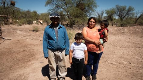 Los Andes | Vivir sin agua: historias de supervivencia entre habitantes del secano lavallino, donde no llueve hace más de 10 años Puesto Las Salinas, Mauricio Ochoa, Deolinda, y sus hijos Dario y Rufino.Foto: Ignacio Blanco / Los Andes