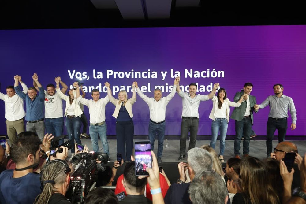 Tras festejar juntos en el b&uacute;nker del oficialismo, dirigentes de La Libertad Avanza y de Cambia Mendoza salieron a atribuirse la victoria. Foto: Daniel Caballero.