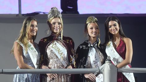 Azul Antolínez, reina nacional de la Vendimia 2026 junto a Alejandrina Funez, reina saliente, Agustina Gicomelli, nueva virreina y Sofía Perfume, virreina saliente.