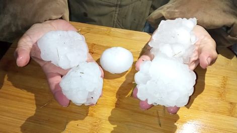 Una fuerte tormenta de granizo se sintió con fuerza en San Rafael y hay alerta de lluvias para toda la provincia de Mendoza.