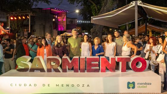 ulpiano suarez encabezo la inauguracion de la renovada av. sarmiento con la presencia de mas de 15 mil mendocinos