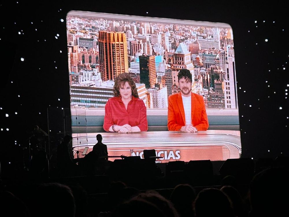 Presentaban noticias con humor y sarcasmo donde mostraban cómo fueron cambiando el amor, las relaciones y los vínculos de pareja desde la década del 60 hasta la actualidad.