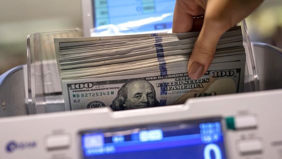 Cepo turbulento. Durante mayo, en el mercado oficial se vendieron 450 millones de dólares a pequeños ahorristas.