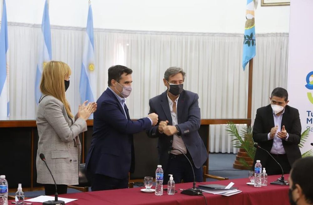 El intendente de San Rafael, Emir Félix junto a Darío Martínez, secretario de Energía de Nación, la senadora nacional Anabel Fernández Sagasti y el intendente de General Alvear, Walther Marcolini.