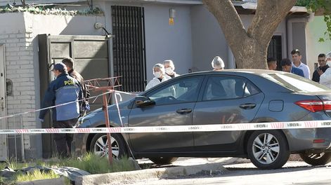 El empleado judicial se dirigía a trabajar cuando fue abordado y ejecutado por delincuentes antes de subir a su auto. | Foto: Orlando Pelichotti / Los Andes