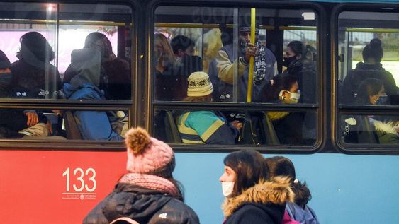 El Gobierno de Mendoza volvió a implementar la salida por número de documento después de nuevos casos de coronavirus. A pesar de la restricción, mucha gente viaja en colectivos.