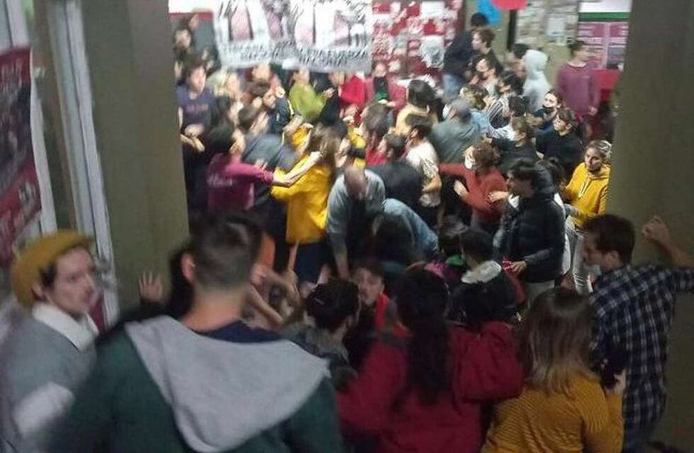 Pelea entre agrupaciones de izquierda