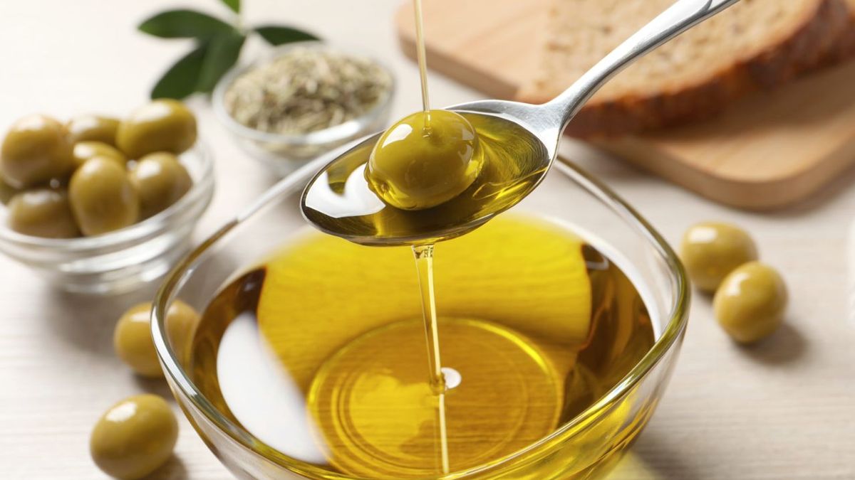 El aceite de oliva no lo tires, es un tesoro para tu pelo: puede volverse la clave para su brillo y salud