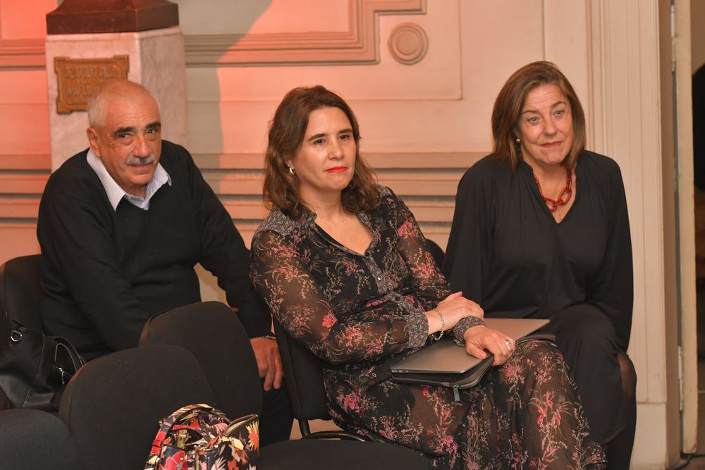 Virginia Mellado y Carlos La Rosa junto a la historiadora Beatriz Bragoni durante la presentación de su nuevo libro en el edificio de Diario Los Andes