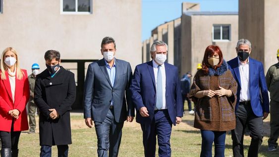 El presidente, Alberto Fernández, la vicepresidenta Cristina Kirchner; el gobernador bonaerense, Axel Kicillof; el diputado Sergio Massa; el ministro de Hábitat, Jorge Ferraresi, y la vicegobernadora Verónica Magario, Fue hace unas semanas, durante un acto en la localidad bonaerense de Ensenada. Foto: Presidencia de la Nación