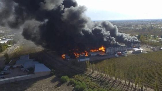 Impresionante incendio destruyó la fábrica de plásticos en San Rafael.