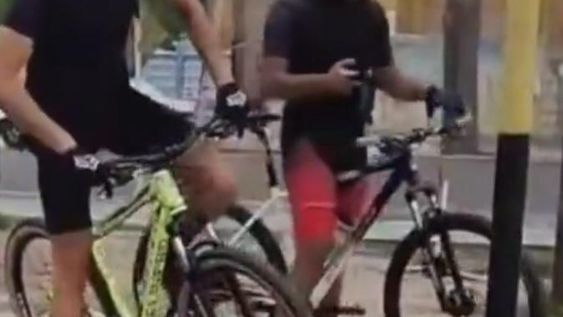 Dos ciclistas destrozaron los molinetes del Metrotranvía: quedaron grabados