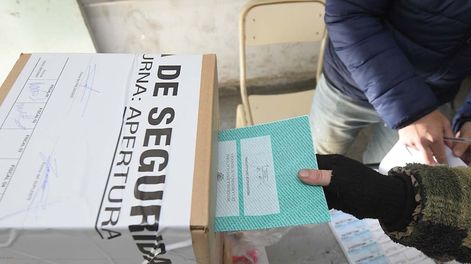 Los Andes | Elecciones provinciales PASO 2023 en la provincia de Mendoza.En la Escuela Belgrano de Godoy Cruz, Los votantes ingresaban para votar en una mañana electoral tranquila pero fría.Foto: José Gutierrez / Los Andes