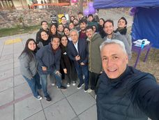 El gobernador Alfredo Cornejo junto a militantes universitarios de Franja Morada.